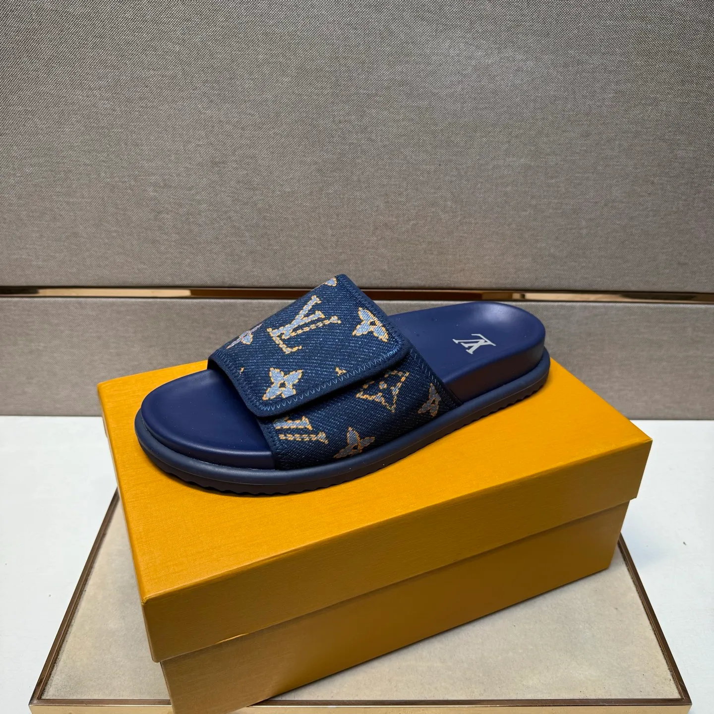 ⬛️Men's shoes 💰p320 [LV～] Men's casual slippers 2025z cabinet sales simultaneously 🔶Size: 38-44 #️⃣ 🔷2 colors🔜The upper is made of multi-material splicing➕Genuine leather lining, comfortable and breathable, sole: original comfortable and wear-resistant outsole, ⚠️Real shot📱Photographed🎬The real thing is better📢📢📢